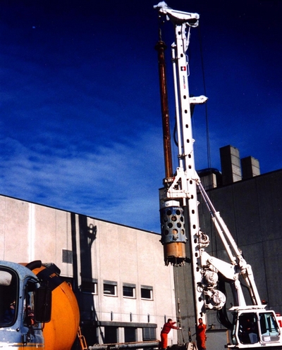 Extension Micarna SA à Courtepin: forage de pieux en béton